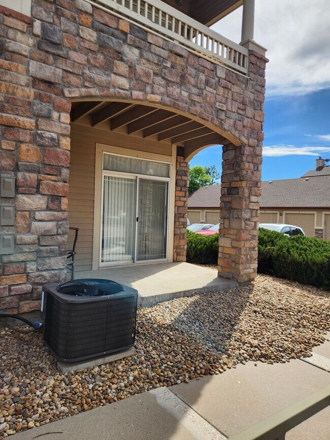 Building Photo - Beautiful condo in highly desired area of ...