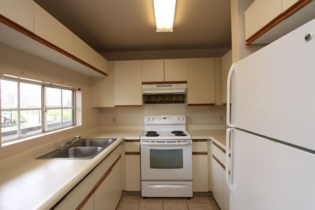 Primary Photo - 2 bedroom, 1.5 bath, 1 parking split level...