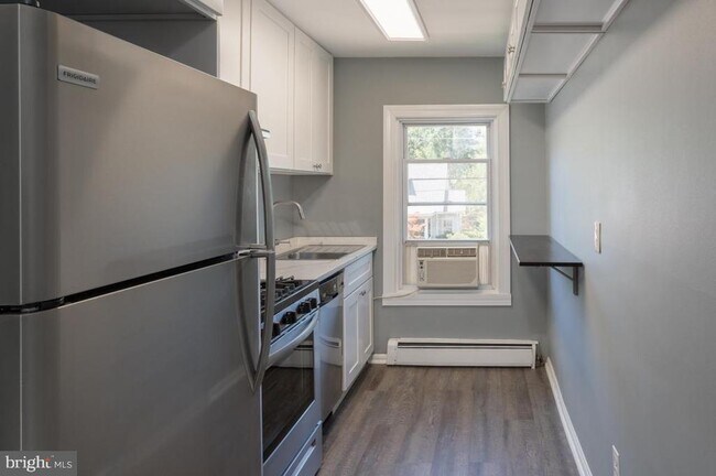 Building Photo - 207 E Nelson Ave