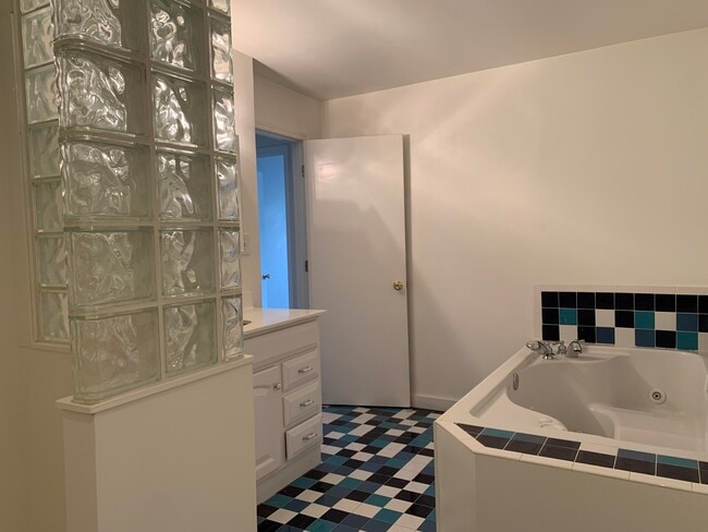 Building Photo - 721 W Main St