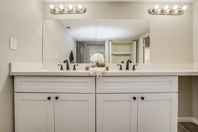 Building Photo - 351 E Thomas Rd