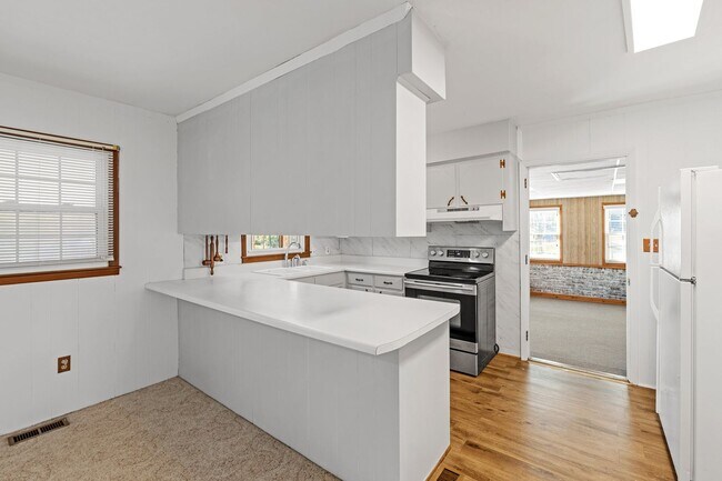 Building Photo - Charming 3 Bedrooms, 1.5 Bath Ranch Home Minutes From Lake Cooley