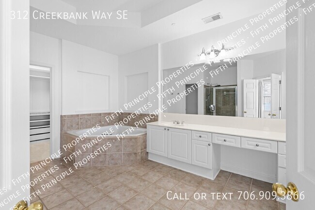 Building Photo - 312 Creekbank Way SE