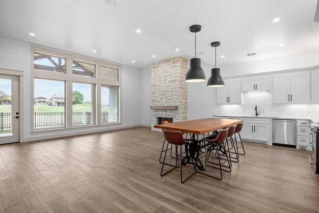 Building Photo - 2 Pinnacle Club Dr