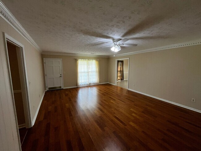 Building Photo - Beautiful New to Market!