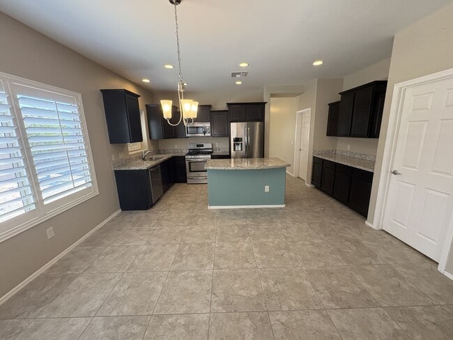 Building Photo - 4 bedroom plus Den 3 car garage with sparkling pool Vail School District