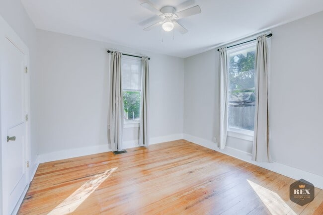 Building Photo - Central Location, Hardwood Floors, Recently Updated