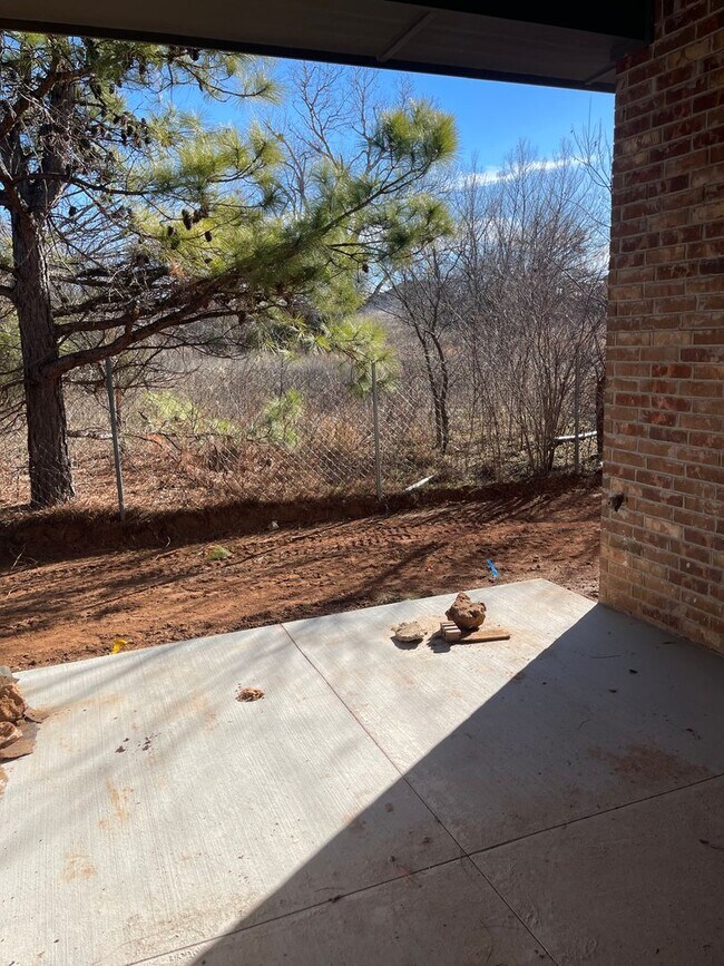 Building Photo - Spacious 4 bed 3 bath home