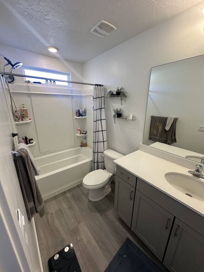 Master Bathroom - 1121 W Fox Run Ave