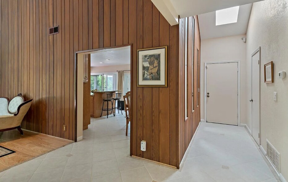 Building Photo - 7218 Via Maria