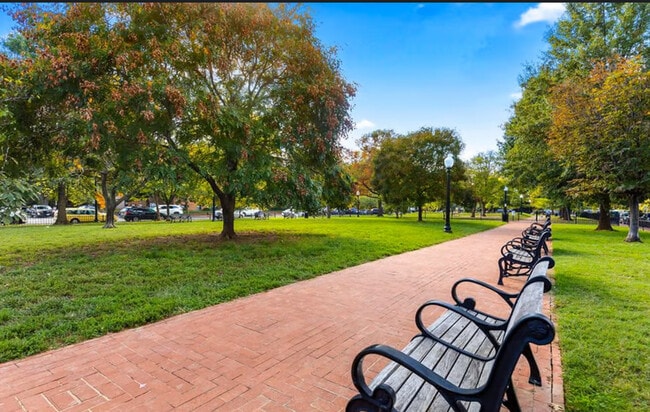 Building Photo - 418 D St SE