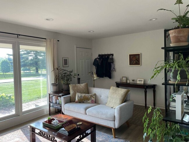 Building Photo - 3 bedrooms, 2 bathrooms, fenced yard!