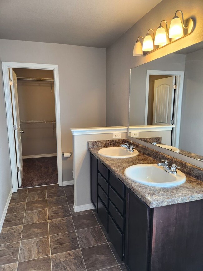 Building Photo - BEAUTIFUL 3BD HOME with A/C in TRAILS at F...