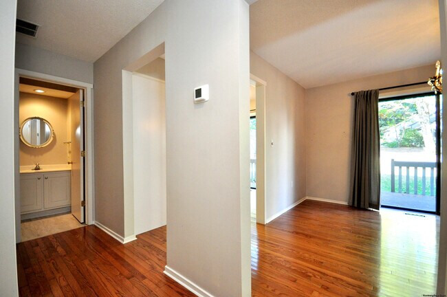 Building Photo - 16 Applewood Ln