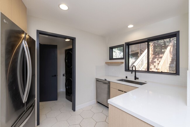 Building Photo - 250 Homestead Trl