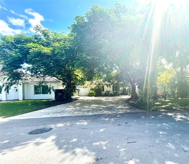Building Photo - 500 NE 27th Dr