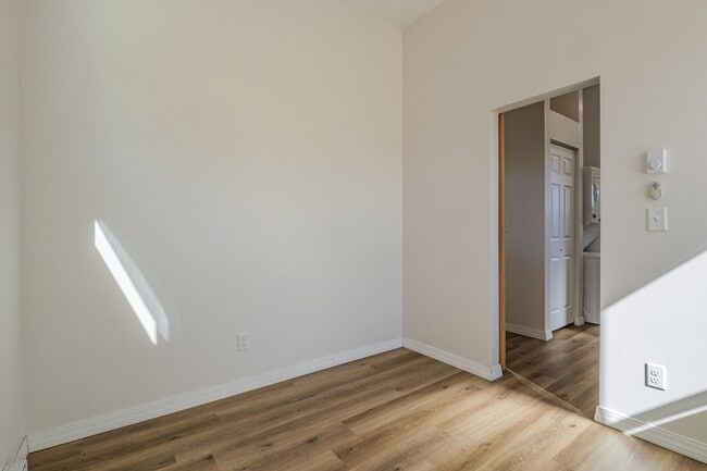 Building Photo - 303 Mountain View St