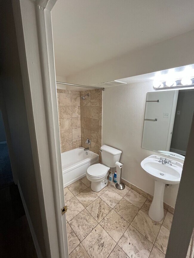 Building Photo - 2 bd/1.5 ba unit in CapHill