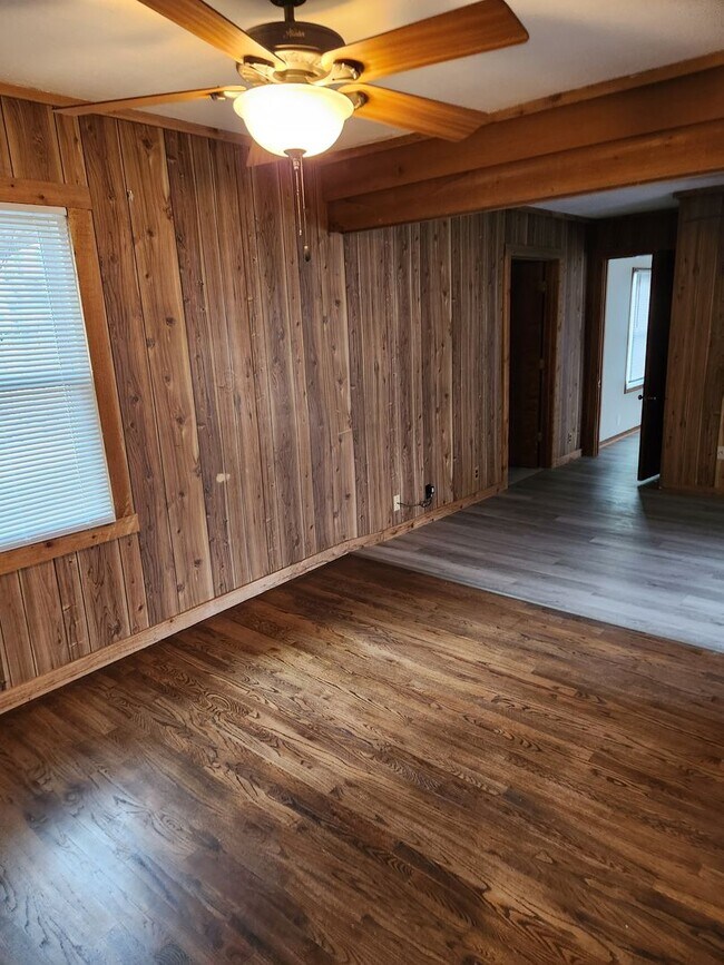 Building Photo - 3/2 newly remodeled, with 1 car garage and...