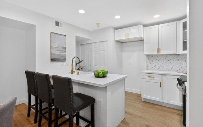 Building Photo - APARTMENT