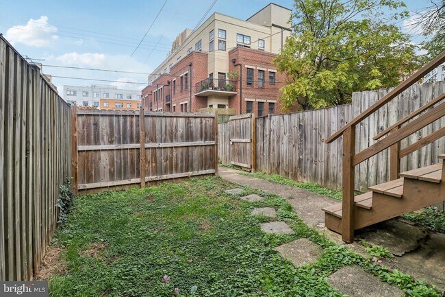 Building Photo - 250 Lynhaven Dr