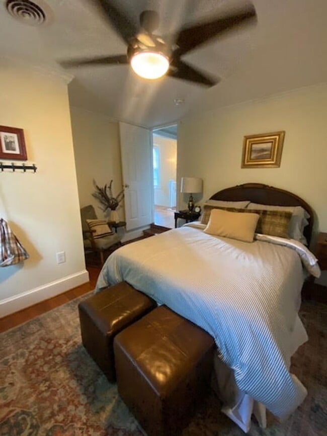 Building Photo - Beautiful historic 3BR/1.5BA Home in Downt...