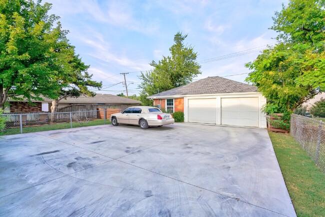 Building Photo - Charming Apartment in Nichols Hills