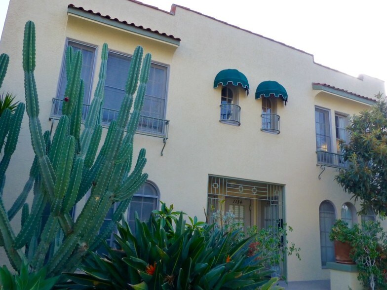 Upper Corner Unit. - 1134 N Gardner St
