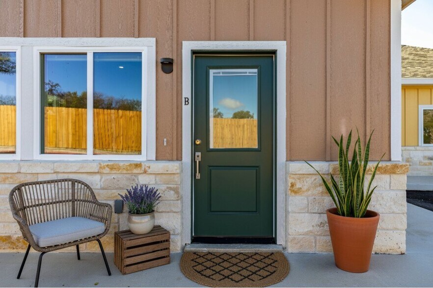 Building Photo - 705 Fifth St