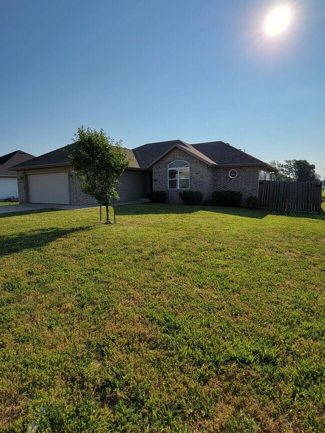 Building Photo - Beautiful & Spacious 3 Bedroom, 2 Bathroom...