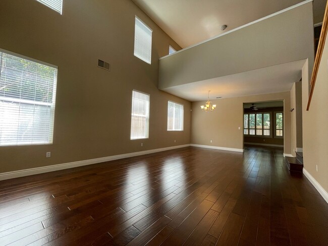Building Photo - Kitchen Island, Covered Patio w/ Outdoor B...