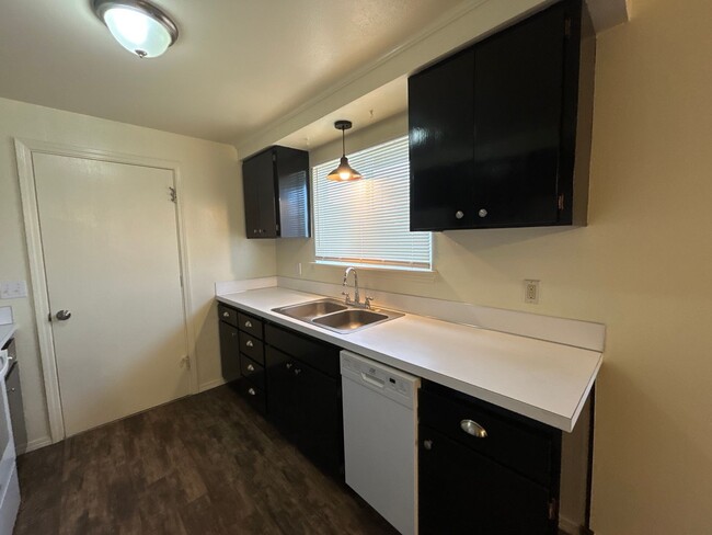 Building Photo - Newly Remodeled 3 Bedroom / 1 Bathroom hom...