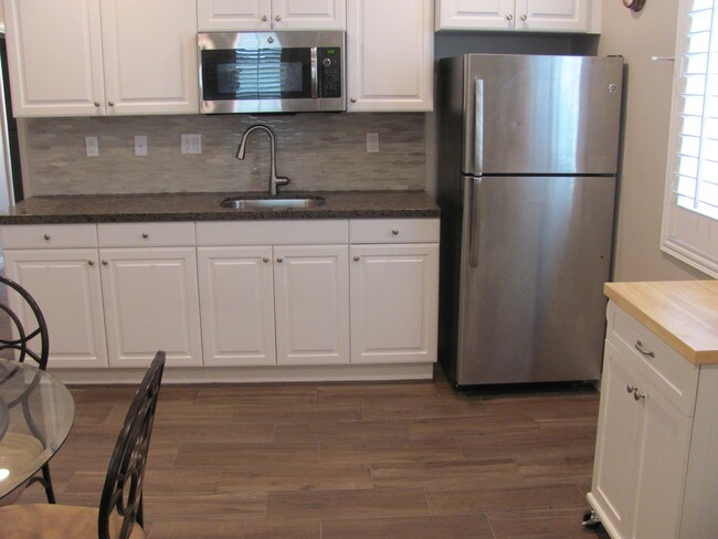 Building Photo - 3043 Hopkins St