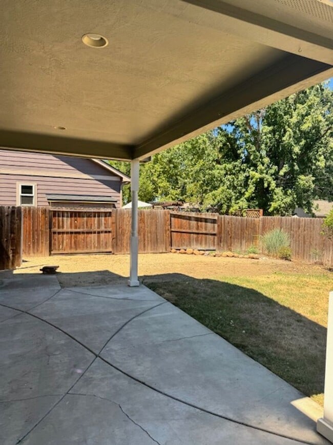 Building Photo - NEW TO MARKET/ LARGE 2 STORY HOME ON PRIVA...