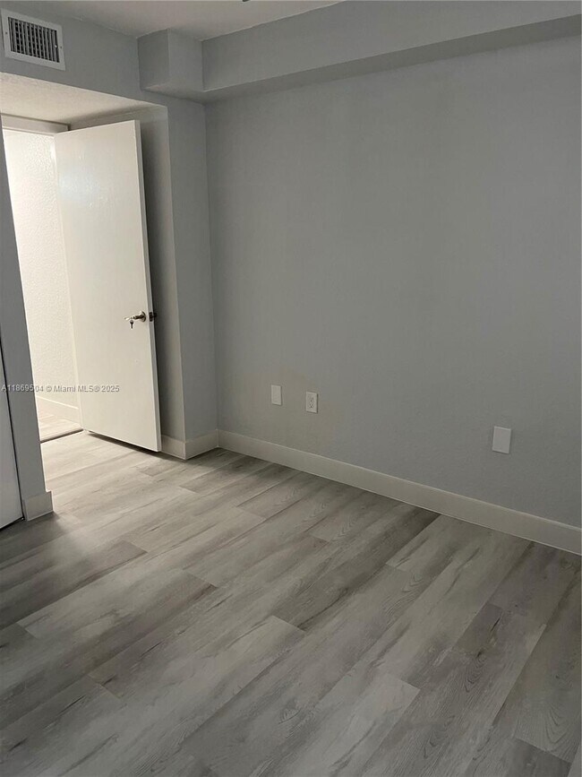 Building Photo - 2871 N Oakland Forest Dr