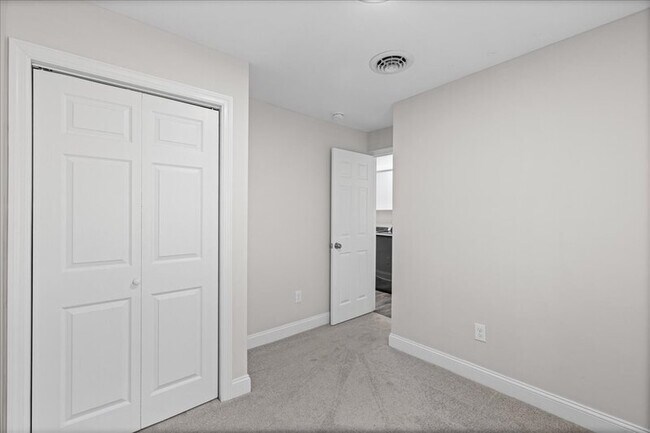 Building Photo - 2901 N Lakeshore Dr