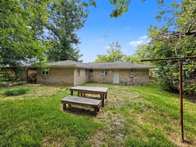 Building Photo - 206 Prune St