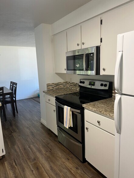Building Photo - 412 N Lilac Ln