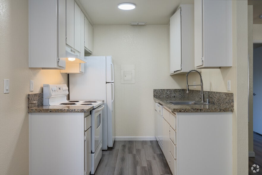 1BR, 1BA - 620SF - Kitchen - Sierra Village Apartment Homes