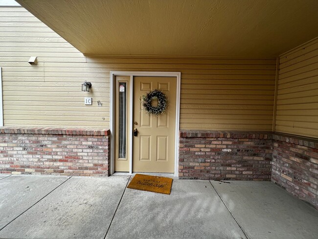 Building Photo - 2 Bed Charmer with Mountain Backdrop