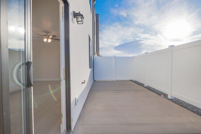 Building Photo - Crimson Park Town Home.