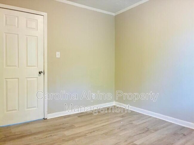 Building Photo - 1320 Kenly St