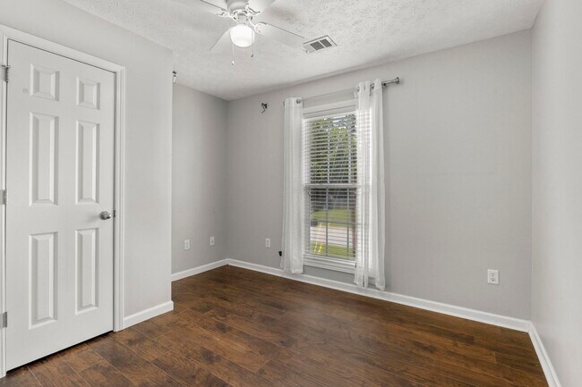 Building Photo - 5 Bedroom House in Auburn - Up to 5 unrela...