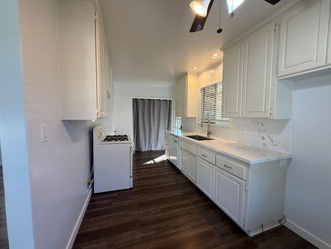 Building Photo - 3 Bed 1 1/2 Bath Updated Home