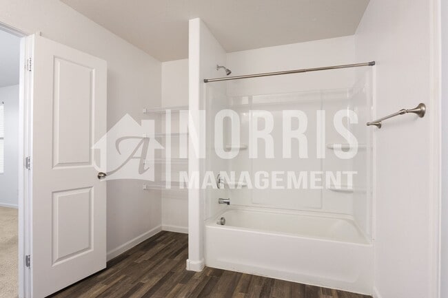 Building Photo - Beautiful Large Home Very Close to Freeway