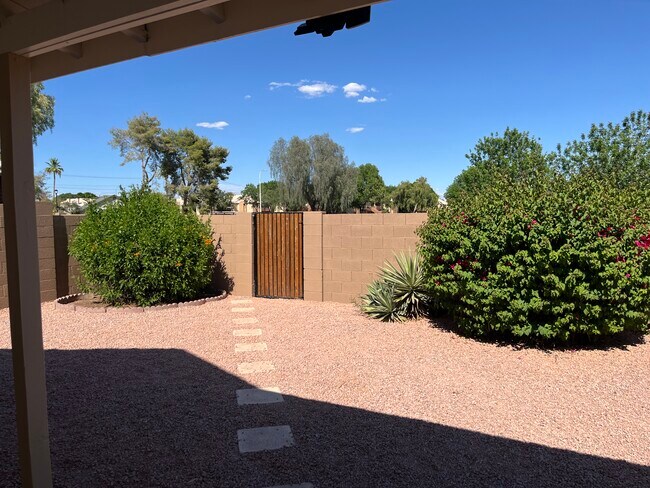 Building Photo - 1200 W Boxelder Cir