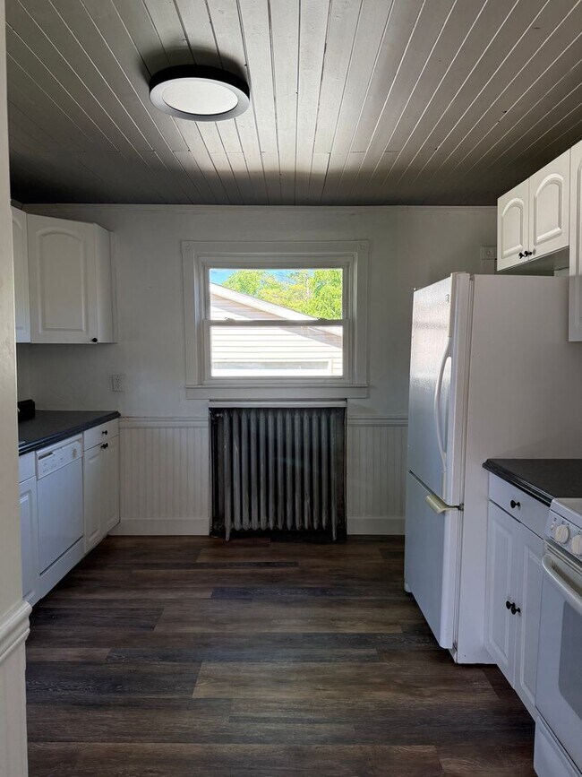 Building Photo - Three-Bedroom Home located in Oshkosh