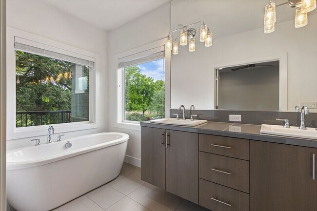 Building Photo - 2220 SE Lambert St