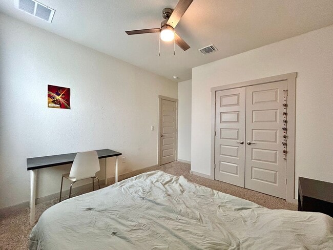 Building Photo - 2120 Alamo Heights Ave