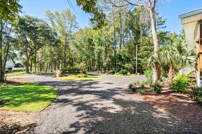 Building Photo - Spacious 4 Bedroom 2 bath home in Pawley's...